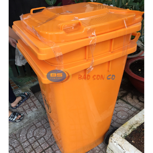 Thùng rác công cộng 240 lít cam Thùng rác công cộng 240 lít cam