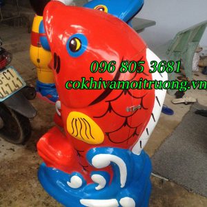 thùng rác composite hình cá chép đỏ