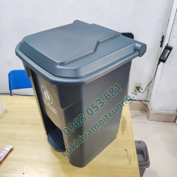 thùng rác đạp chân 30L màu xám